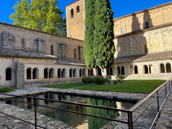 Explorez Saint-Guilhem-le-Désert : Une Échappée Authentique au Cœur de l&rsquo;Histoire